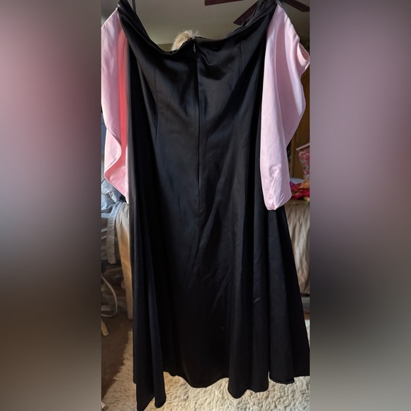 Elegant Off-Shoulder Black Dress - Picture 5 of 6